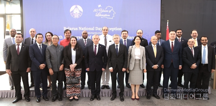 Amb. Andrew Chernetsky of Belarus (5th from the left, front row) take a group photo with foreign ambassadors and other guests at the gala event to celebrate the 80th anniversary of the Liberation of the country from Nazi invaders at the Pullman Hotel in Seoul.