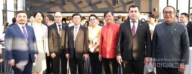 Managing Editor Lee Kap-soo and Cultural Editor Lee Mi-hyung of the Diplomacy Journal (4th and 5th form the left, respectively) take a commemorative photo with (from left) Amb. Nurgali Arystanov of Kazakhstan, Amb. Aida Ismailova of the Kyrgyz Republic, Minister Counsellor Fazliddin Arziev of Uzbekistan, Amb. Songkane Luangmuninthone of Laos, Amb. Begench Durdyyev of Turkmenistan, and Amb. Tanee Sangrat of Thailand.