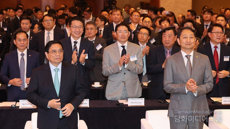 Vietnamese Prime Minister Pham Minh Chinh (left) and Minister of Trade, Industry and Energy Ahn Duk-geun attend the 'Vietnam-Korea Business Forum' at Lotte Hotel in Jung-gu, Seoul, on July 1.