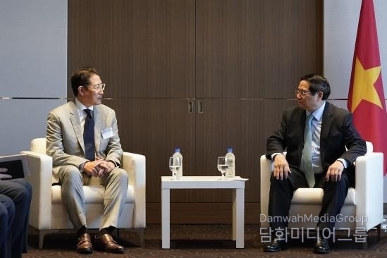 . Hyosung Chairman Cho Hyun-joon (left) meets with Vietnamese Prime Minister Pham Minh Chinh at the Lotte Hotel in Seoul on July 1 to discuss future business cooperation.