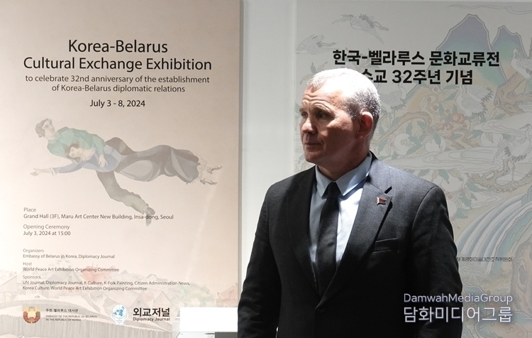 Ambassador of Belarus to Korea Andrew Chernetsky (left) delivers welcoming remarks at the opening ceremony of the Korea-Belarus Cultural Exchange Exhibition held in Insa-dong, Seoul on July 3.