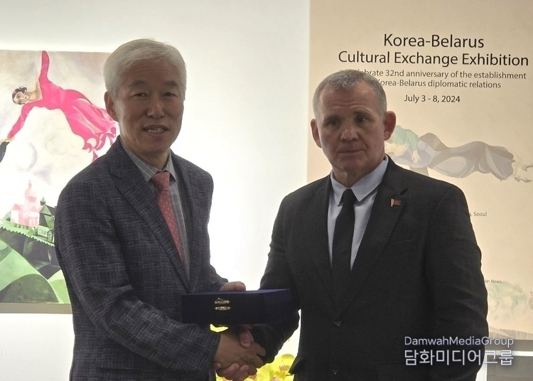Ambassador Chernetsky of Belarus (right) shakes hands with Chairman Lee Jon-young of Diplomacy Journal after presenting a plaque of appreciation to Lee.