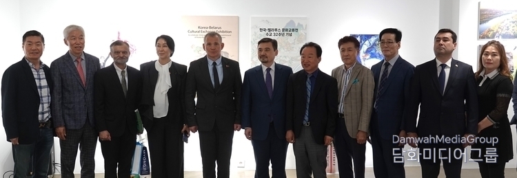 Amb. Chernetsky of Belarus (5th from the left) and Chairman Lee Jon-young of Diplomacy Journal (second from the left) take a commemorative photo with foreign and domestic guests.