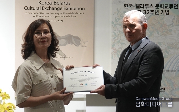 Amb. Chernetsky of Belarus (right) presents a certificate of award to a female folk painting artist at the opening ceremony of the Korea-Belarus Cultural Exchange Exhibition held in Insa-dong, Seoul on July 3.