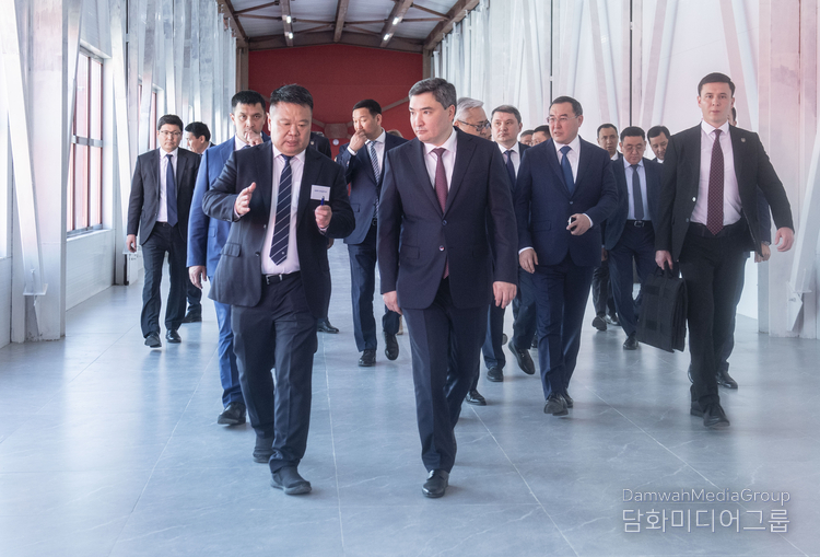 President of Shin-Line Andrey Shin and Prime Minister of Kazakhstan Olzhas Bektenov