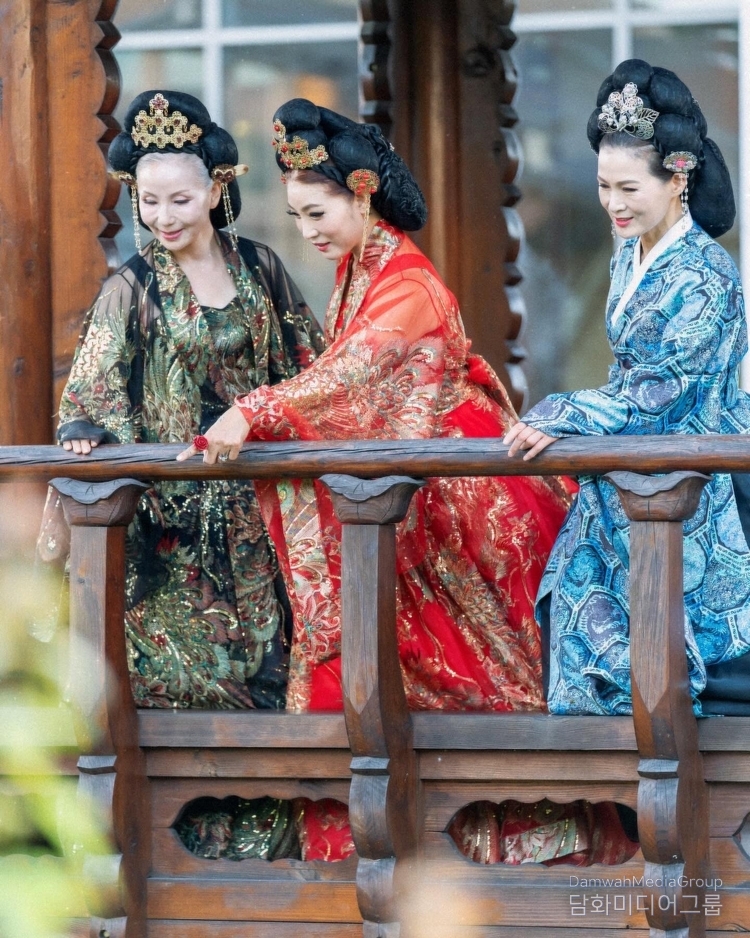Senior hanbok models (From left) Moon Eun-jung, Lee Ha-jin, Kang Hye-young