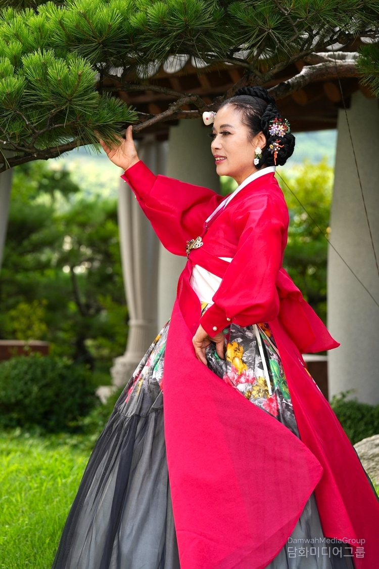 Senior hanbok model Kim Mi-kyung