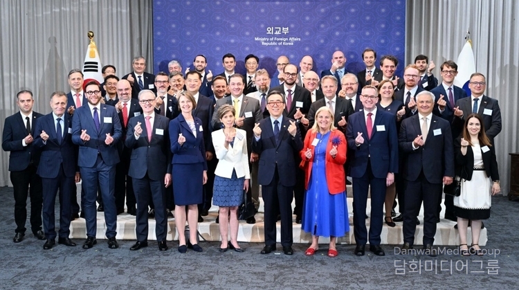 Minister of Foreign Affairs Cho Tae-yul (fifth from the right, front row) takes a group photo with leaders of the European diplomatic corps in Korea at a tea meeting on July 16.