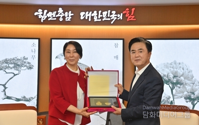 Chungcheongnam-do Governor Kim Tae-heum (right) and Kyrgyz Republic Ambassador to South Korea Aida Ismailova pose for a photo after discussing exchange and cooperation at the provincial capital on July 22./ Courtesy of Chungnam Province