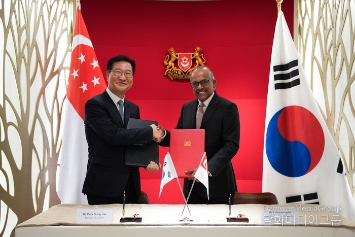 Minister of Justice Park Sung-jae (left) and Minister for Home Affairs and Minister for Law Kasiviswanathan Shanmugam of the Republic of Singapore shake hands after signing the Treaty on Mutual Legal Assistance in Criminal Matters between the Republic of Korea and the Republic of Singapore on July 24, 2024, in Singapore.