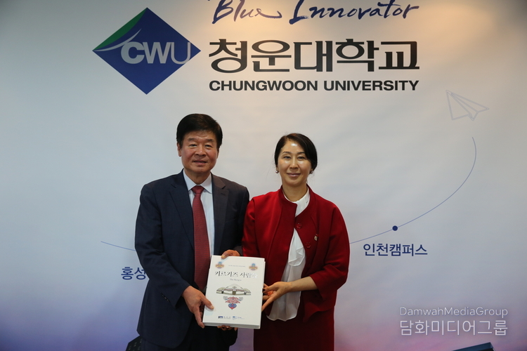 President Chung Yoon of Chungwoon University (left) takes a commemorative photo with Ambassador Aida Ismailova of Kyrgyzstan to Korea on July 22.