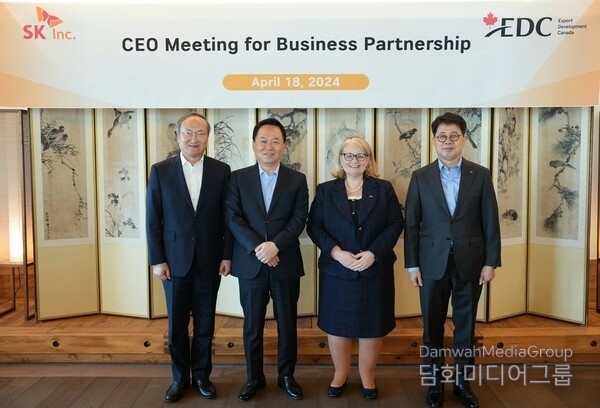 SK Inc. CEO Jang Yong-ho (second from the left) and Export Development Canada CEO Mairead Lavery (third from the left) pose for a photo after a strategy meeting in Seoul in April.