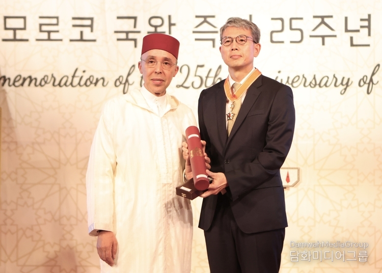 Ambassador Chafik Rachadi (left) presents a medal to Chung Kee-yong, Special Representative for Indo-Pacific and former Korean Ambassador to Morocco, at a reception held at the Pullman Hotel in Seoul on July 30. /Courtesy of Damwha Media Group
