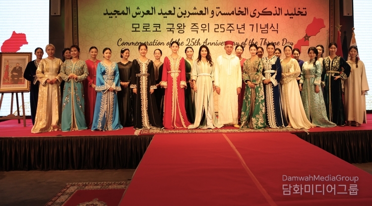 Ambassador Chafik Rachadi and Mrs. Leila Chelly Rachadi (center) take a group photo with Korean models in Moroccan costume who presented a fashion show.