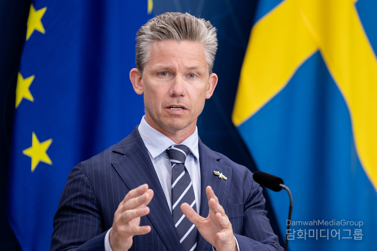 Minister of Defense Pål Jonsson of Sweden