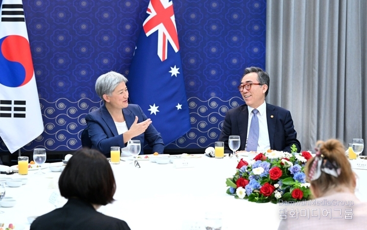 Minister of Foreign Affairs Cho Tae-yul (right) holds a meeting with Australian Minister for Foreign Affairs Penny Wong to discuss Korea-Australia relations as well as regional and global affairs on July 30.