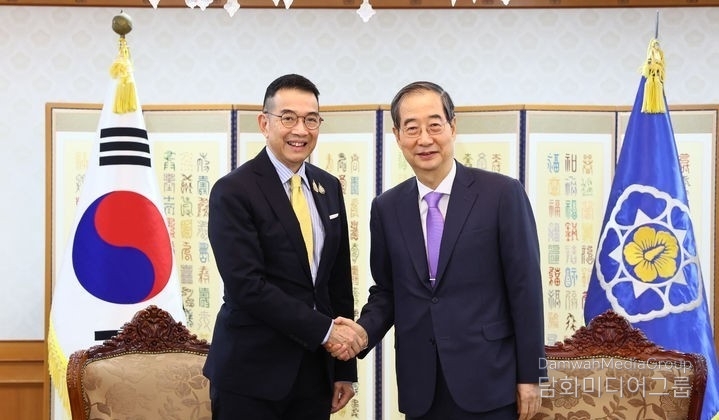 Prime Minister Han Duck-soo (right) receives Thai Foreign Minister Maris Sangiampongsa, who is on an official visit to South Korea, at the Government Complex in Seoul on Aug. 1. / Courtesy of the Prime Minister's Office