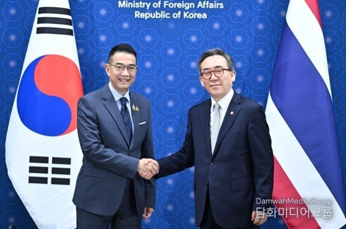 Minister of Foreign Affairs Cho Tae-yul (right) shakes hands with Thai Foreign Minister Maris Sangiampongsa before holding a meeting in Seoul on Aug. 2.