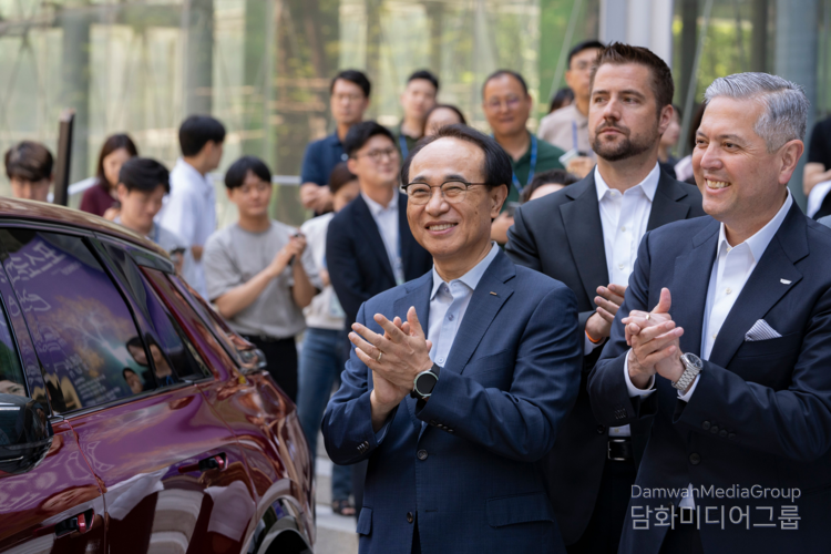 POSCO Group and GM organized a joint promotion at the POSCO Center in Seoul to commemorate the domestic launch of the Cadillac luxury electric vehicle ‘Lyriq.’ Yoo Byeong-og, President of POSCO Future M (left), Tommy Hosea, Vice President of GM’s Global Operations Purchasing and Supply Chain, and Hector Villarreal, President of GM Korea (right).