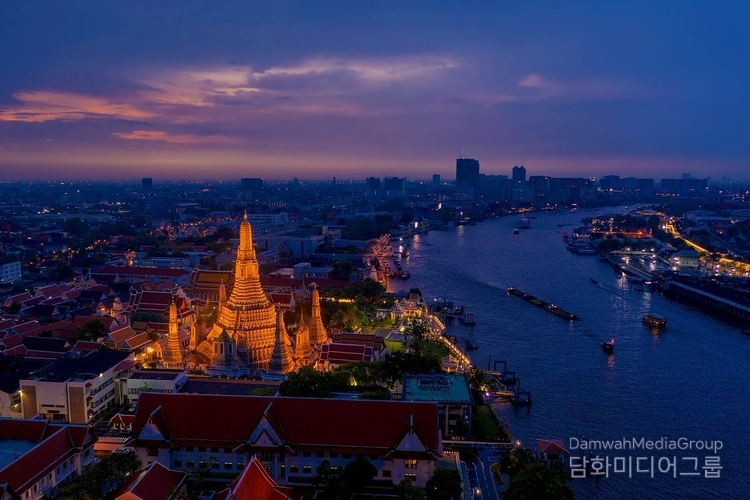 Wat Arun and Chao Phraya River, Bangkok<br>
Discover the breathtaking beauty of Wat Arun as it majestically stands by the serene Chao Phraya River, reflecting the rich culture and history of Bangkok.