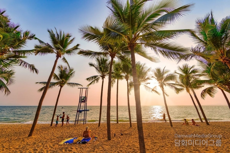 Jomtien Beach, Chonburi<br>
Relax under the swaying coconut palms on Jomtien Beach, where golden sands meet the gentle waves, providing a perfect seaside escape.