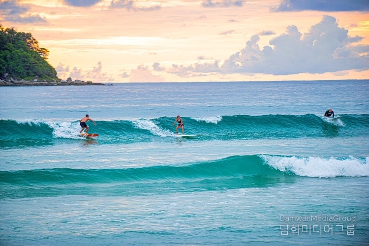 Kata Beach, Phuket<br>
Feel the thrill of surfing on the vibrant waves of Kata Beach, where the sea invites adventurers to ride its exhilarating swells in the tropical paradise of Phuket.
