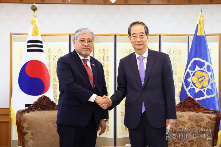 Prime Minister Han Duck-soo (right) shakes hands with Philippine Foreign Affairs Secretary Enrique Manalo before their meeting at the Government Complex in Jongno-gu, Seoul, on Aug. 7. / Courtesy of the Prime Minister's Office