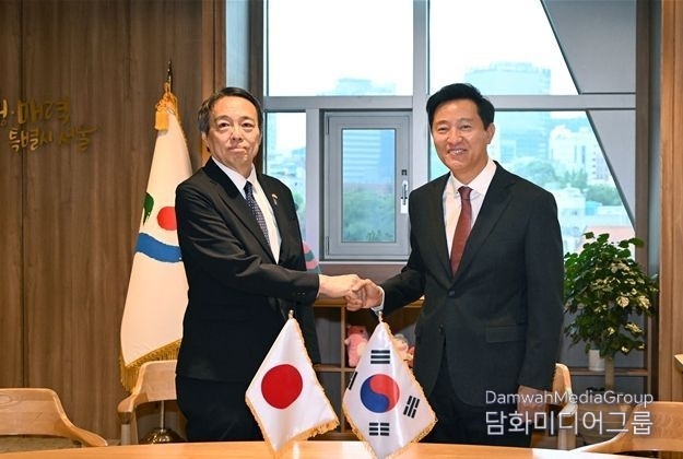 Seoul City Mayor Oh Se-hoon (right) meets with Japanese Ambassador to Korea Koichi Mizushima at the Mayor's Office at Seoul City Hall on Aug. 12 to discuss ways to revitalize exchanges between the two countries.