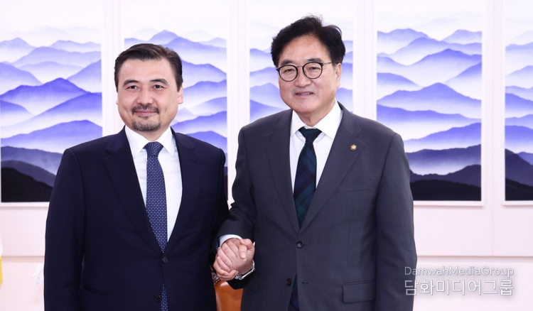 National Assembly Speaker Woo Won-sik (right) shakes hands with Ambassador Nurgali Arystanov of Kazakhstan to Korea at the office of the Speaker in Seoul on Aug. 12.