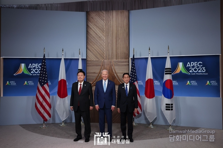 South Korean President Yoon Suk-yeol (left), U.S. President Joe Biden (center) and Japanese Prime Minister Fumio Kishida hold a trilateral summit on Nov. 16, 2023.