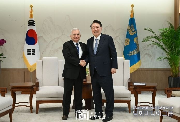 President Yoon Suk-yeol (right) receives visiting U.S. Senate Armed Services Committee Chairman Jack Reed at the Yongsan presidential office on Aug. 26.