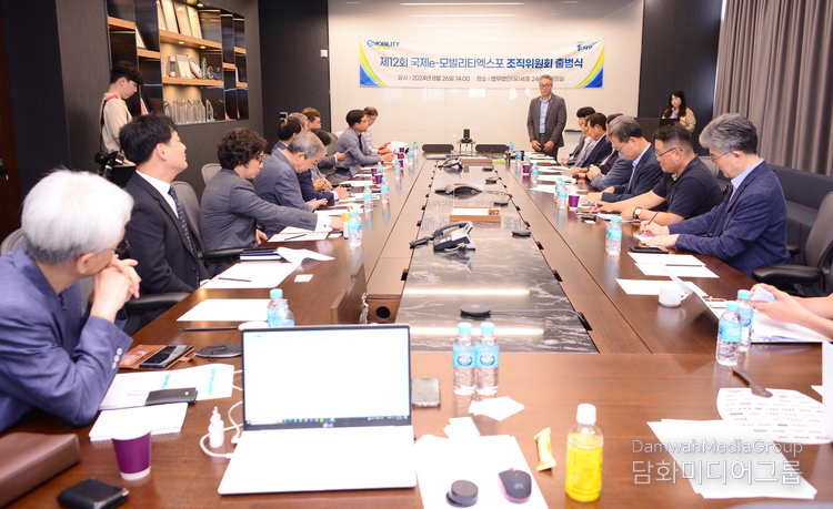 Members of the organizing committee of the 12th International E-Mobility Expo hold a conference on Aug. 26.