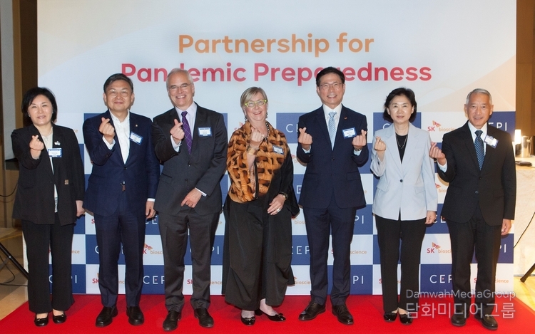 Key attendees of the CEPI-SK bioscience reception pose for a photo with a finger heart pose to symbolize the importance of protecting precious lives./ Courtesy of SK bioscience