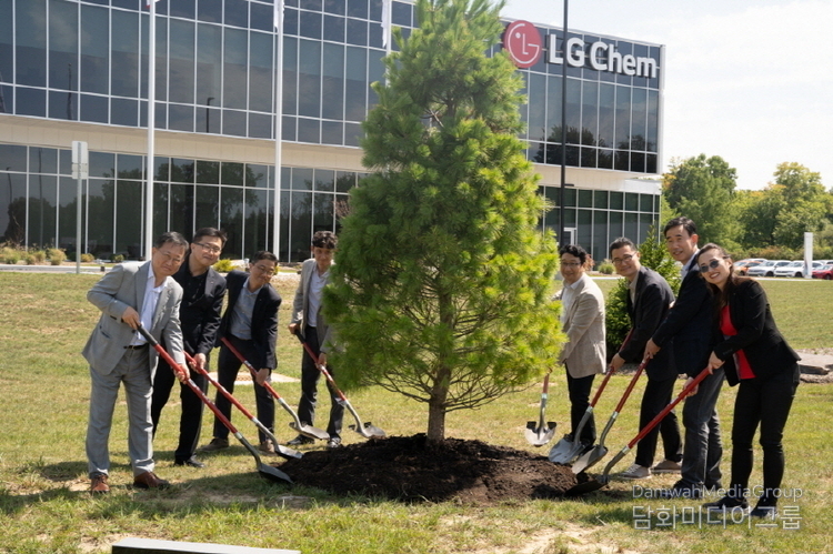 Noh Kug-Lae, Head of Petrochemicals at LG Chem, Frank Seman, Mayor of Ravenna, and other guests plant a memorial tree at the opening ceremony for the CS Center in Ohio.