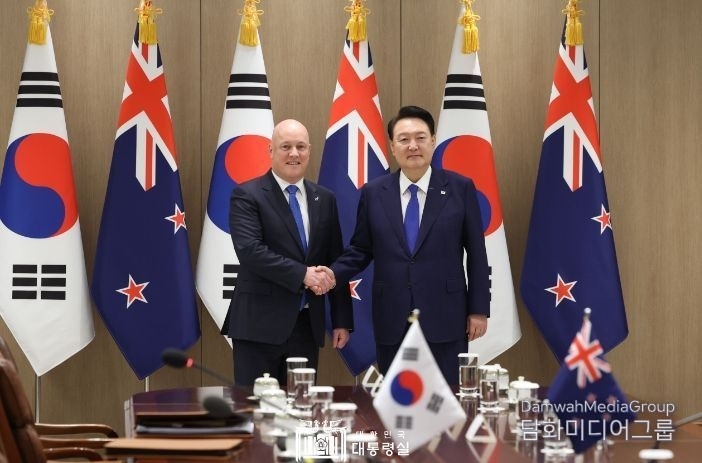 President Yoon Suk-yeol (right) shakes hands with New Zealand Prime Minister Christopher Luxon on Sept. 4 before holding the Korea-New Zealand Summit during his official visit to the country on Sept. 4.