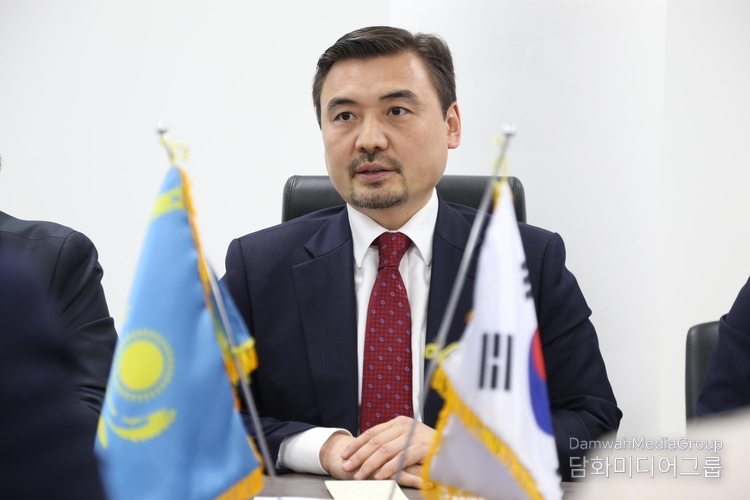 Nurgali Arystanov, Ambassador of Kazakhstan to Korea, is giving a speech.