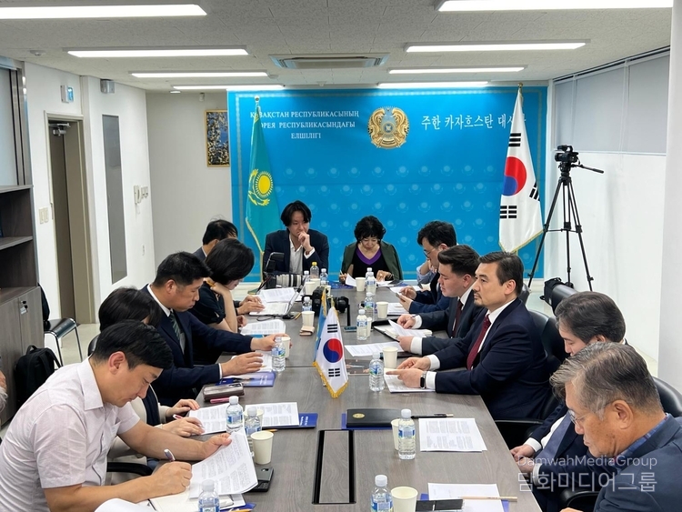 Participants of the roundtable on September 11 are listening to the Kazakh Ambassador's speech.