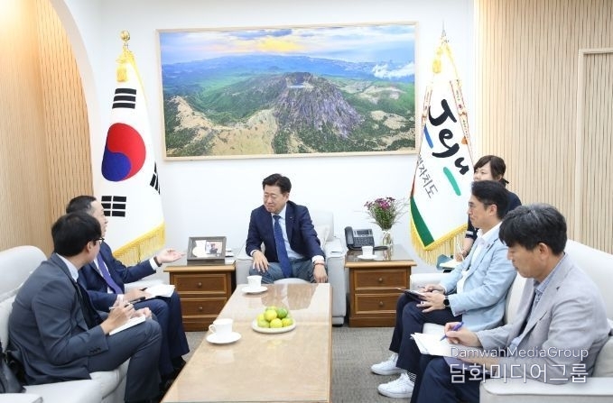 Jeju Governor Oh Young-hoon (center) talks with Chen Jianjun, the new Chinese consul general to Jeju, who visited the Jeju Provincial Office on Sept. 13.