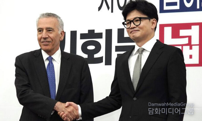 U.S. Ambassador to Korea Philip Goldberg (left) shakes hands with Han Dong-hoon, the leader of the ruling People Power Party on Sept. 20.