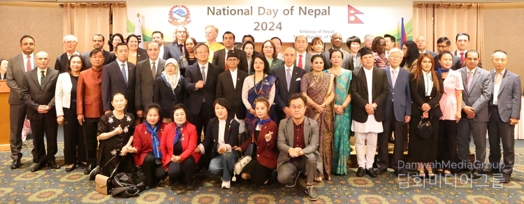 Pushpa Raj Bhattarai, Chargé' d’Affaires a.i. of the Embassy of Nepal, poses for a group photo with foreign ambassadors and Korean guests at a reception held at Lotte Hotel in Seoul on Sept. 24.