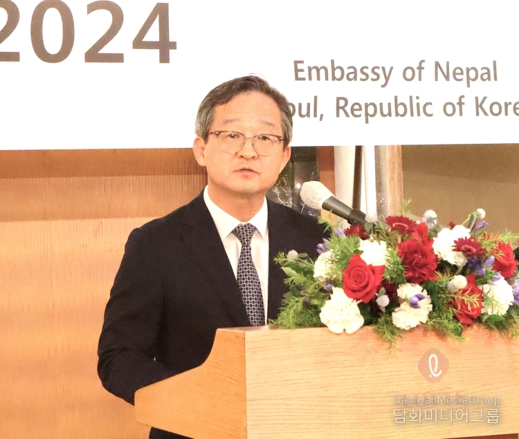 Chung Byung-won, Deputy Foreign Minister for Political Affairs of the Republic of Korea, delivers congratulatory remarks.