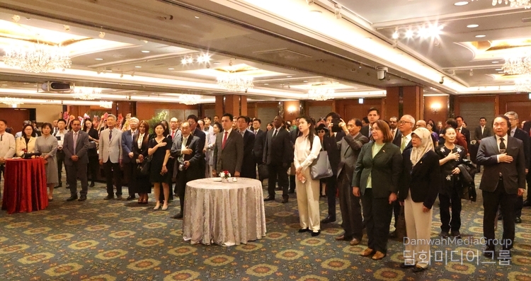 More than 500 foreign and domestic guests, including foreign ambassadors, senior diplomats, high-ranking Korean government officials, business leaders, and their spouses attend the gala event.