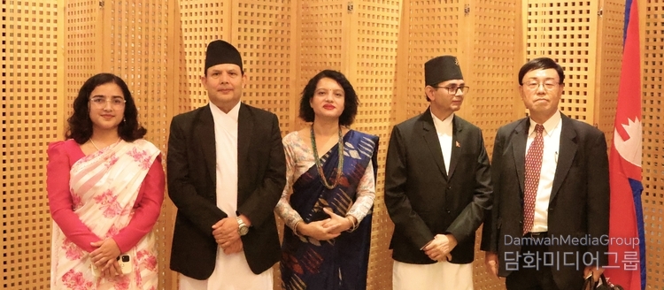 Pushpa Raj Bhattarai, Chargé' d’Affaires a.i. of the Embassy of Nepal (second from the right), his spouse and other Nepalese Embassy officials take a commemorative photo with Managing Editor Lee Kap-soo of Diplomacy Journal (far right).