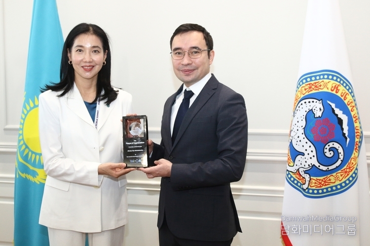 Park Jung-sook (left), Secretary General of the World Smart Sustainable Cities Organization (WeGO), presents the plaque for the newly opened Central Asia Regional Office to Alisher Abdykadyrov, Deputy Mayor of Almaty, during the opening ceremony held at Almaty City Hall on Sept. 20, 2024.