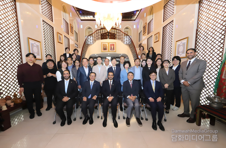 H.E Zakariya bin Hilal Al Saadi, Ambassador of the Sultanate of Oman in Korea, Kim Chang Mo, Secretary-General of Korea Arab Society, and the author of the book, Dr. Lee Hee Soo, take a group photo at the book publication ceremony..