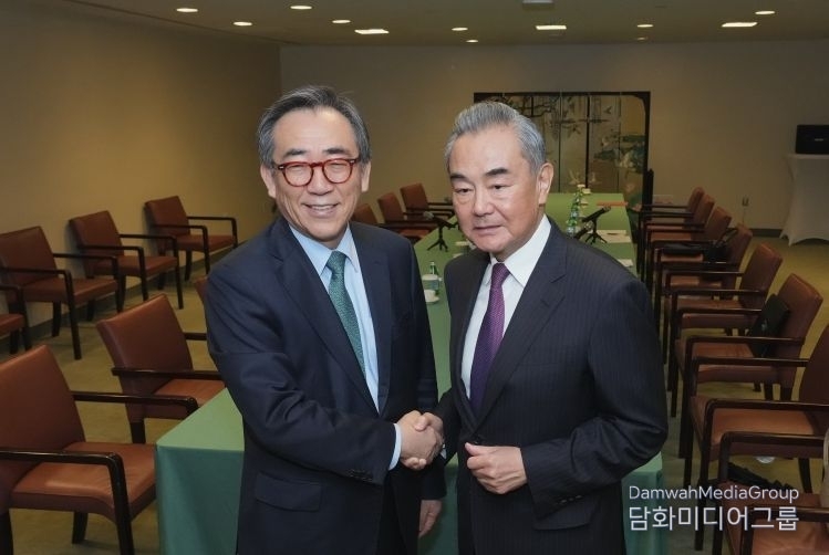South Korean Foreign Minister Cho Tae-yul (left) shakes hands with Wang Yi, a member of the Communist Party of China (CPC) Central Committee and Minister of Foreign Affairs, on Sept. 28.