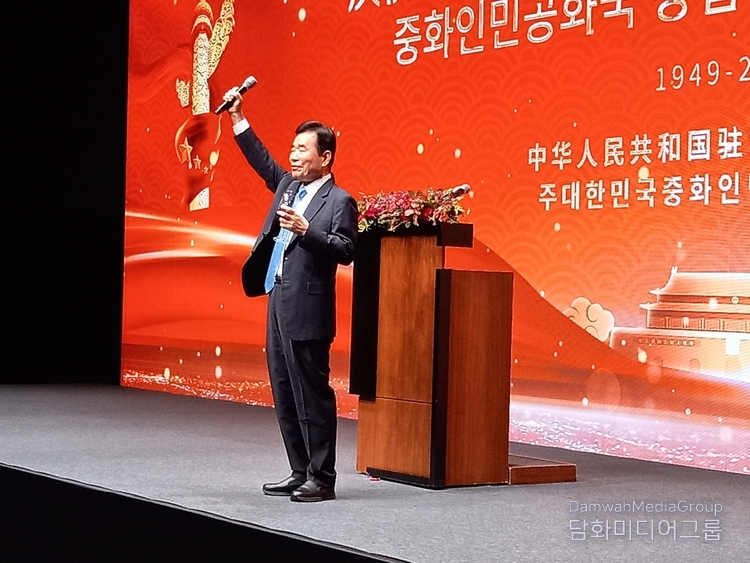 Former National Assembly Speaker Kim Jin-pyo proposes a toast to greater future development between South Korea and the People's Republic of China at a reception held at the Shilla Hotel in Seoul on Sept. 26.