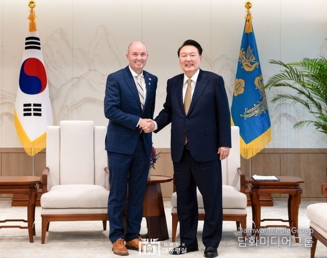 President Yoon Suk-yeol (right) meets with Utah Governor Spencer Cox in Seoul on Sept. 27, 2024.