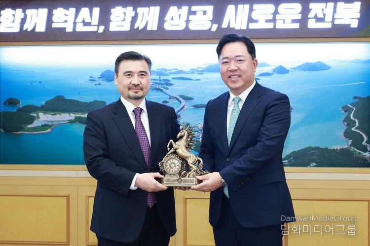 Ambassador of Kazakhstan to Korea Nurgali Arystanov (left) and Deputy Governor of Jeollabuk-do Choi Byung Kwan pose for a commemorative photo.
