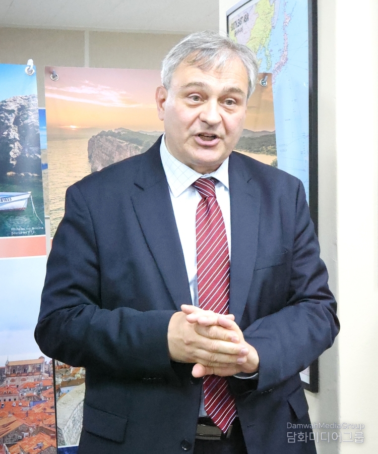 Damir Kusen, ambassador of Croatia to Korea, delivers an opening speech.